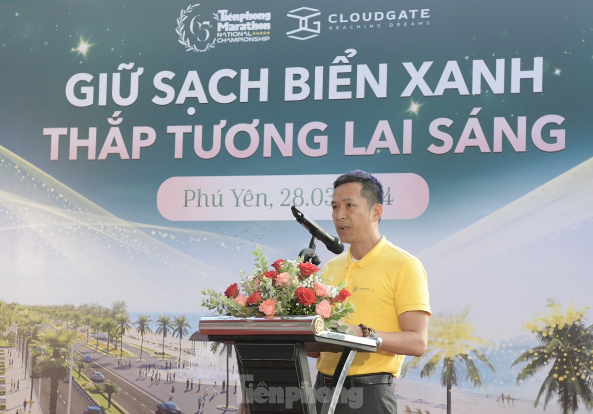 Tiền Phong Marathon 2024 đồng hành cùng hoạt động dọn sạch bãi biển